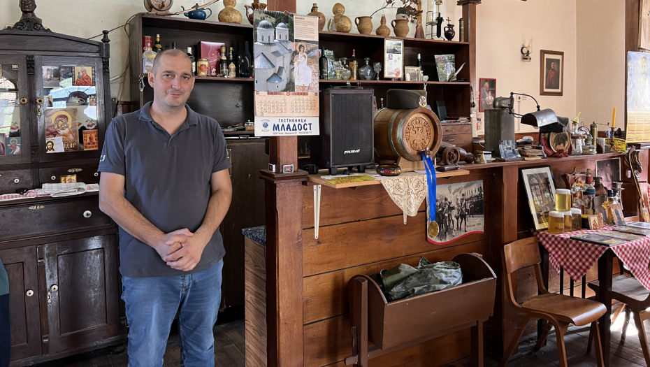 DANE ZAVRŠIO ŠKOLE, ALI NJEGOV KARIRANI STOLNJAK NOSI U SRCU! Ova kafana je stara više od 100 godina, u njoj ručali i Karađorđevići! (FOTO)