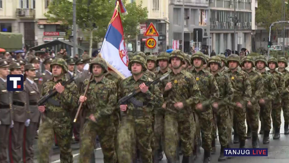 ODAKLE VAM IDEJA DA ĆU DA UZMEM PUŠKU Tiktoker razbesneo Srbiju pričom o vojnom roku! Je li ovo realno?!