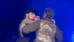 POTUKLI SE POZNATI MUZIČARI NA BINI Skandal na nastupu, koncert hitno prekinut!