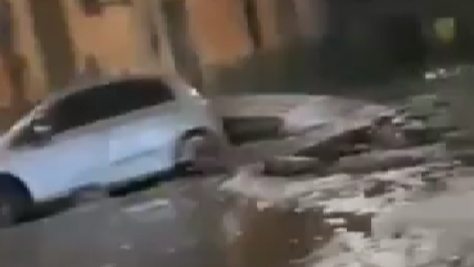 POPLAVE POGODILE DELOVE ITALIJE, VODA NOSI SVE PRED SOBOM Upaljen alarm (VIDEO)