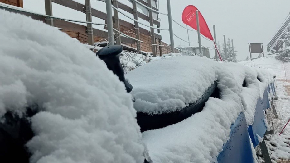 PLANINSKI VRHOVI SE PONOVO ZABELELI! Hladni vazduh sa severa stigao u region!