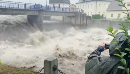 PUKLA BRANA U POLJSKOJ POD NALETOM POPLAVE Grad pod vodom, jedna osoba se UTOPILA (VIDEO)