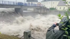 PUKLA BRANA U POLJSKOJ POD NALETOM POPLAVE Grad pod vodom, jedna osoba se UTOPILA (VIDEO)