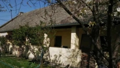 KOMPLET IMANJE ZA 30.000 EVRA BLIZU NOVOG SADA Trosobna kuća, veliko dvorište i dodatni objekti na prodaju (FOTO)