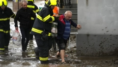 BUJICA ODNELA VATROGASCE! Stravičan snimak nabujale reke koja nosi sve pred sobom! (VIDEO)