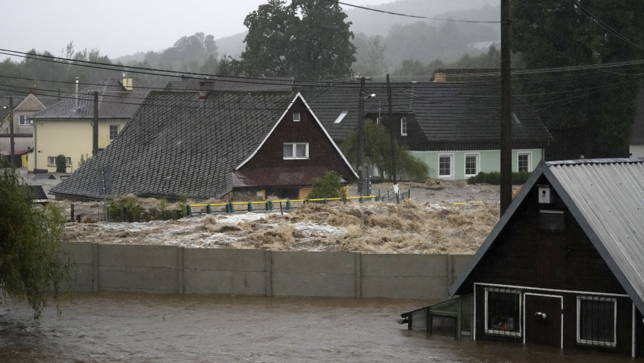 TALAS SAMO ŠTO NIJE ZBRISAO GRAD SA LICA ZEMLJE Ljudi ne mogu da pobegnu