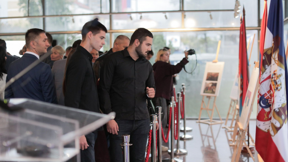 IZLOŽBA KOJU VREDI POSETITI: Fondacija “Za srpski narod i državu” prikazala sve srpske državne zastave kroz istoriju i pokrenula projekat njihove digitalizacije (FOTO)