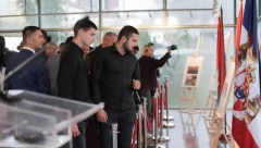 IZLOŽBA KOJU VREDI POSETITI: Fondacija “Za srpski narod i državu” prikazala sve srpske državne zastave kroz istoriju i pokrenula projekat njihove digitalizacije (FOTO)