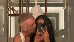 STIŽU RODE KOD SLAVNOG PARA Poznati glumac čeka bebu sa 30 godina mlađom devojkom!