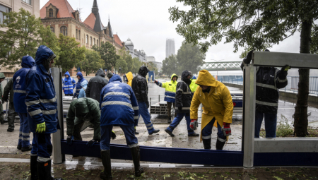 VRH POPLAVNOG TALASA STIŽE U SREDU! Srpski hidrolog otkrio - Dunav raste na ulazu u zemlju, ova mesta su najugroženija