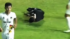 NEVIĐEN SKANDAL Planeta u šoku, fudbaler NOKAUTIRAO sudiju na utakmici, scene kakve se ne pamte (VIDEO)