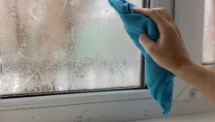 OTARASITE SE ZAUVEK VLAGE NA PROZORIMA  Ovaj sastojak jednim potezom briše kapljice na staklu