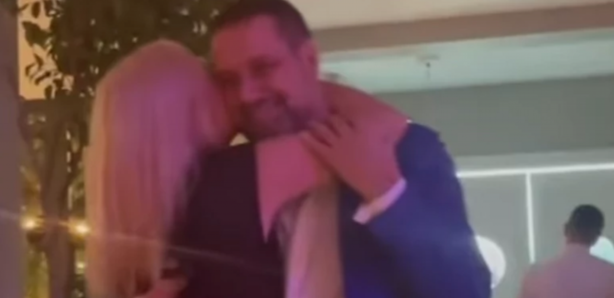 POZNATA VODITELJKA U LJUBAVNOM ZANOSU SA DEČKOM Na javnom mestu radili ovo, pojavio se snimak!