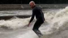 USRED POPLAVA UŠAO DA SE KUPA Šokantni snimci iz Praga (VIDEO)