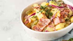 GURMANSKA KROMPIR SALATA Slanina joj daje posebnu čar, a ukrasiće svaku svečanu trpezu