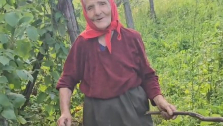 DAN POČINJEM SA ČAŠICOM RAKIJE I ŠOLJOM KAFE I TAKO SVAKO JUTRO Mirjana u 98 -oj živi sama u selu i kaže da 10 godina nije videla doktora