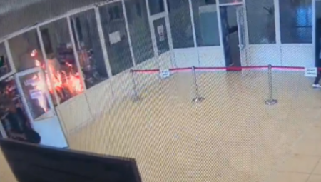 POŽAR U PARLAMENTU Hitno evakuisano 300 ljudi, Rumun bacio BENZIN U ZGRADU