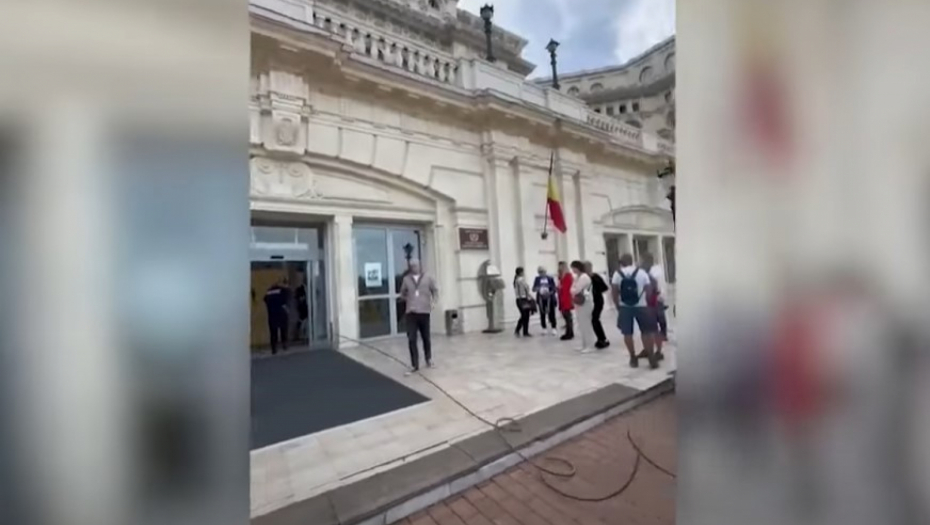 POLICIJA TRAGA ZA NAPADAČEM: Muškarac polio ljude benzinom u parlamentu! Snimak otkriva trenutak požara (VIDEO)