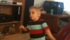 ''DEČIJI ALCHAJMER'' MU JE UKRAO SPOSOBNOST GOVORA Roditelji se nadaju leku za ovaj redak genetski poremećaj, evo kako dečak sada izgleda! (VIDEO)