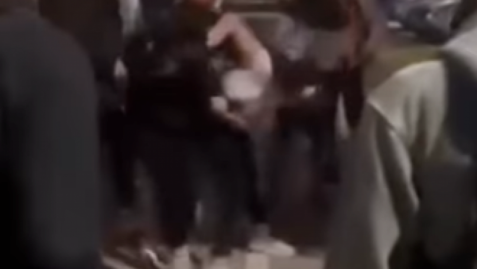 TRI MALOLETNICE U PANČEVU KRVNIČKI TUKLE DEVOJČICU Snimljene monstruozne batine (UZNEMIRUJUĆI VIDEO)