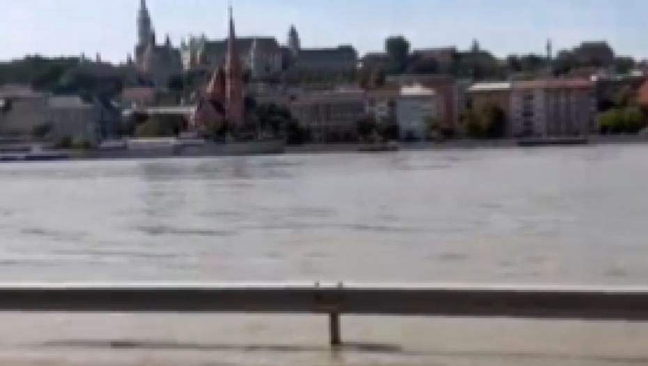 DUNAV SE IZLIO, VODA STIGLA DO ZGRADE PARLAMENTA Situacija je teška (VIDEO)
