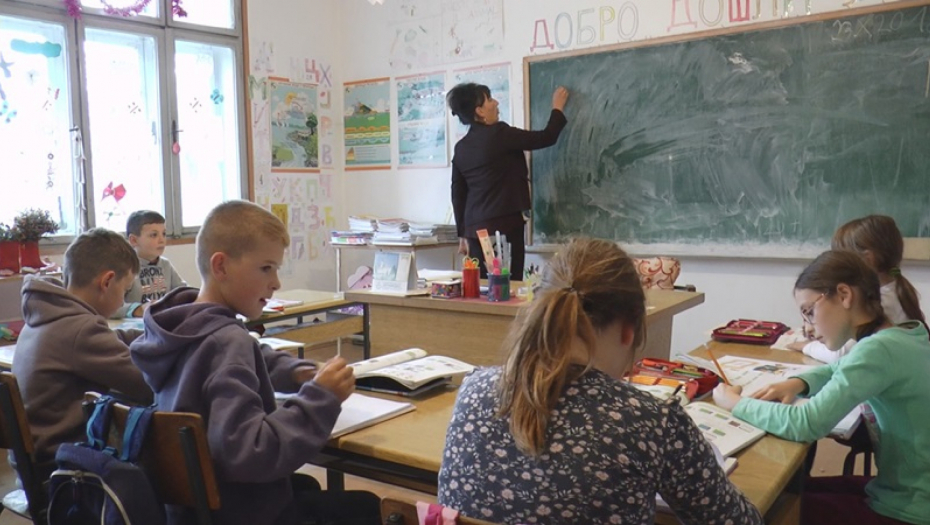 RAZREDNIM STAREŠINAMA PLATA 105.000 DINARA Poruka ministarke prosvetnim sindikatima