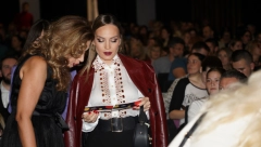 SRPSKI VEZ U PRVOM PLANU, U KORAK GA PRATI OMILJENI MANTIL ANE VINTUR Jelena Tomašević servirala modnu lekciju, a ova boja je hit jeseni