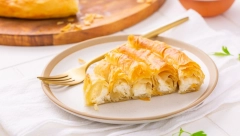 BUREK SA SIROM Hrskavih kora i sočnog nadeva, najbolje služite uz jogurt