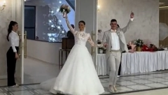 SRPSKA SVADBA POSTALA HIT NA INTERNETU Mladenci u salu ušli uz neobičnu pesmu i nasmejali 2 miliona ljudi!