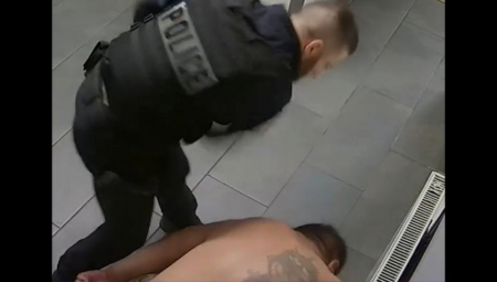 POLICAJCI BESOMUČNO TUKLI UHAPŠENOG PRED KAMERAMA: Krvlju na zidu ispisao poziv u pomoć