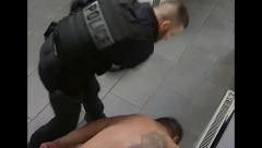 POLICAJCI BESOMUČNO TUKLI UHAPŠENOG PRED KAMERAMA: Krvlju na zidu ispisao poziv u pomoć