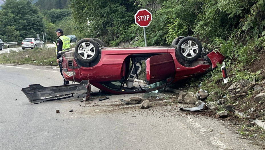 AUTO SE PREVRNUO NA KROV NASRED RASKRSNICE U ZEMUNU Vozilo zavšrilo tik do pešačkog