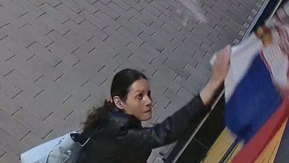UHAPŠENA ŽENA KOJA JE ZAPALILA SRPSKU ZASTAVU Bruka u Novom Sadu, žena skinula i gazila srpsku zastavu, kamera sve snimila (VIDEO)