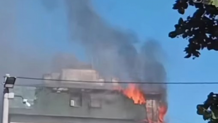 VELIKI POŽAR U POŽAREVCU Gori krov zgrade