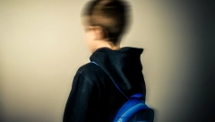 Radnica kod recepcije ugledala dečaka koji je sat vremena šetao gore-dole: Na njeno pitanje šta radi tu sam, dobila je odgovor koji je RAZBESNEO SRBIJU!