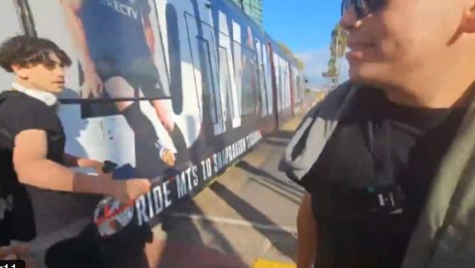 ISPLIVAO JEZIV SNIMAK! TINEJDŽER POKUŠAO DA GURNE DRUGA POD VOZ: Podneta tužba nakon šokantnog događaja! (VIDEO)