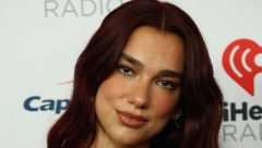 IZAŠLA NAPOLJE U GAĆICAMA Dua Lipa zaprepastila svet najnovijom slikom, svi se krste na njen osmeh od uva do uva