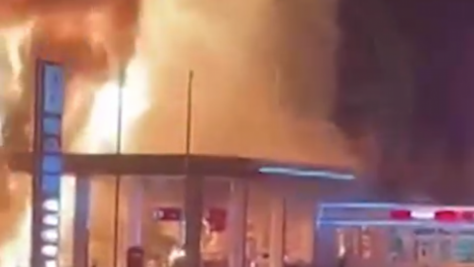 GORI BENZINSKA PUMPA! Jedna osoba povređena (VIDEO)