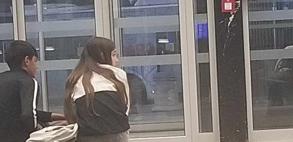 "ODVEO JU JE OPASAN DEČKO, ŠTA AKO JOJ NAUDI" Oglasila se majka nestale Andrijane (15) iz Novog Sada za "Alo", građani ih uslikali (FOTO)