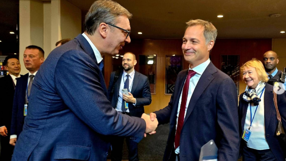 VUČIĆ SA DE KROOM: "Kratka i sadržajna razmena mišljenja o glavnim pitanjima na globalnoj agendi"