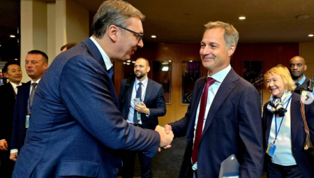 VUČIĆ SA DE KROOM: "Kratka i sadržajna razmena mišljenja o glavnim pitanjima na globalnoj agendi"