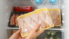 KAKO DA PREPOZNATE POKVARENU PILETINU? Iako je u frižideru, ako izgleda ovako, bacite je