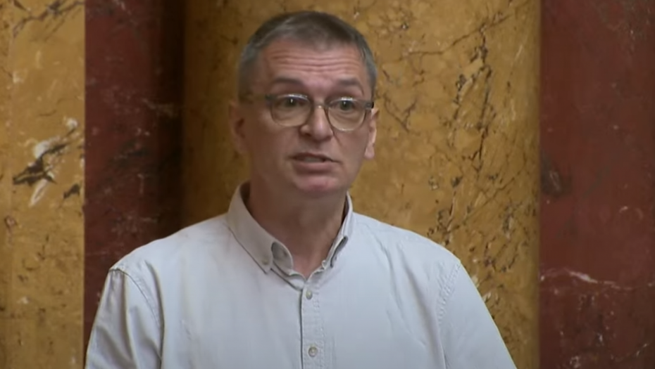 ĆUTA SE U SKUPŠTINI OPET PONAŠA KAO DA JE NA TRIBINI Zbog izliva MAZOHIZMA ka Vučiću dobio opomenu