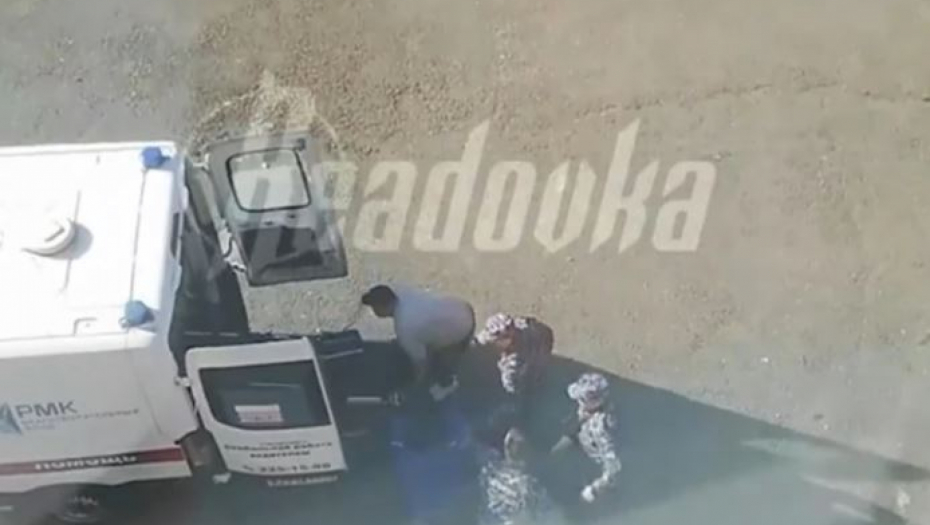 DEČAK (13) ČEKIĆEM I NOŽEM NAPAO DRUGOVE U ŠKOLI! Najmanje troje povređeno, bastavnik zaustavio masakr na malom odmoru (VIDEO/FOTO)