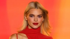 KENDAL DŽENER NIKAD VRELIJA Zapalila reviju u Parizu u isečenoj crvenoj haljini, svi kažu da podseća na ovu čuvenu lepoticu!