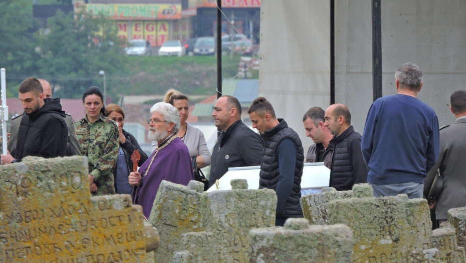 I NEBO JE PLAKALO ZA ANĐELIMA Počelo opelo za Danijela Lazovića i njegovo troje dece Lanu (10), Luku (7) i Milu (1)