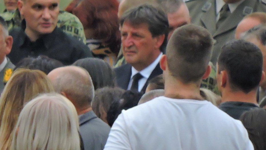 MINISTAR ODBRANE BRATISLAV GAŠIĆ OPRAŠTA SE OD NASTRADALOG VOJNIKA I NJEGOVE DECE Na groblju kod Petrove crkve vlada velika tuga!