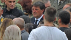 MINISTAR ODBRANE BRATISLAV GAŠIĆ OPRAŠTA SE OD NASTRADALOG VOJNIKA I NJEGOVE DECE Na groblju kod Petrove crkve vlada velika tuga!