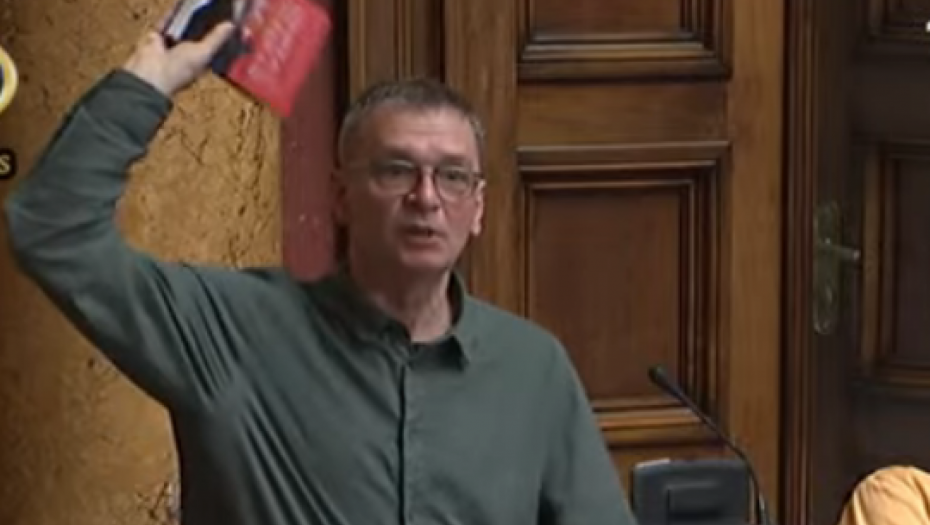 ĆUTA BACIO USTAV! Pljunuo na Srbiju i njenu skupštinu! "Ovo se nikada nije desilo, sram vas bilo!" (VIDEO)