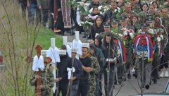 USTANI, MILO MOJE, PRIČAJ SA MAMOM Bolne scene na sahrani stradale dece, majka jedva stajala na nogama